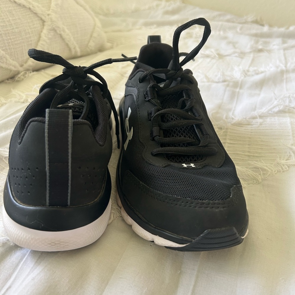 Sneakers in black and white size 6 Y, under armour